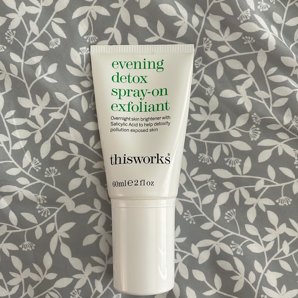 This works evening detox spray on exfoliant